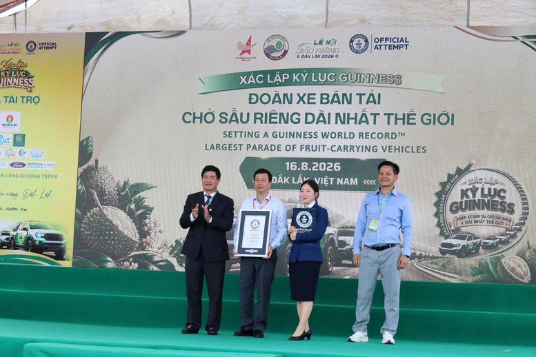 B&agrave; Sohn Minyoung, Gi&aacute;m khảo ch&iacute;nh thức của Guinness World Records, đại diện Tổ chức Kỷ lục thế giới Guinness c&ocirc;ng bố v&agrave; trao chứng nhận Guinness &ldquo;Đo&agrave;n xe b&aacute;n tải chở sầu ri&ecirc;ng d&agrave;i nhất thế giới&rdquo; cho Ban tổ chức chương tr&igrave;nh Lễ hội Sầu ri&ecirc;ng Đắk Lắk năm 2026