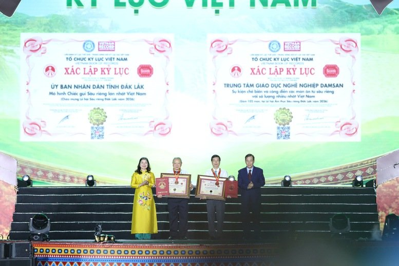 Tổ chức Kỷ lục Việt Nam - VietKings đ&atilde; trao Bằng chứng nhận 2 Kỷ lục Việt Nam tại Lễ hội Sầu ri&ecirc;ng Đắk Lắk năm 2026.