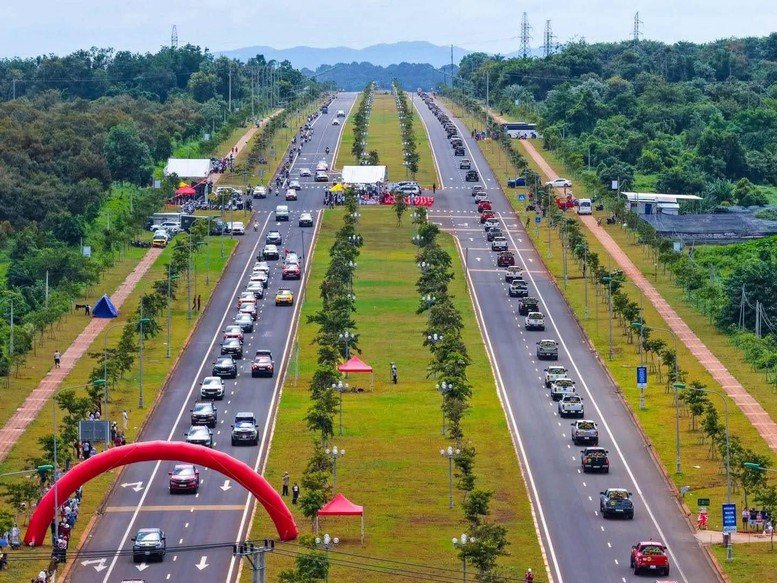 Đo&agrave;n xe b&aacute;n tải chở sầu ri&ecirc;ng d&agrave;i nhất thế giới với 525 xe.