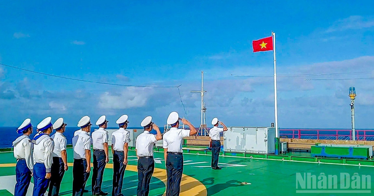 Thiêng liêng dưới lá cờ Tổ quốc nơi biển xa