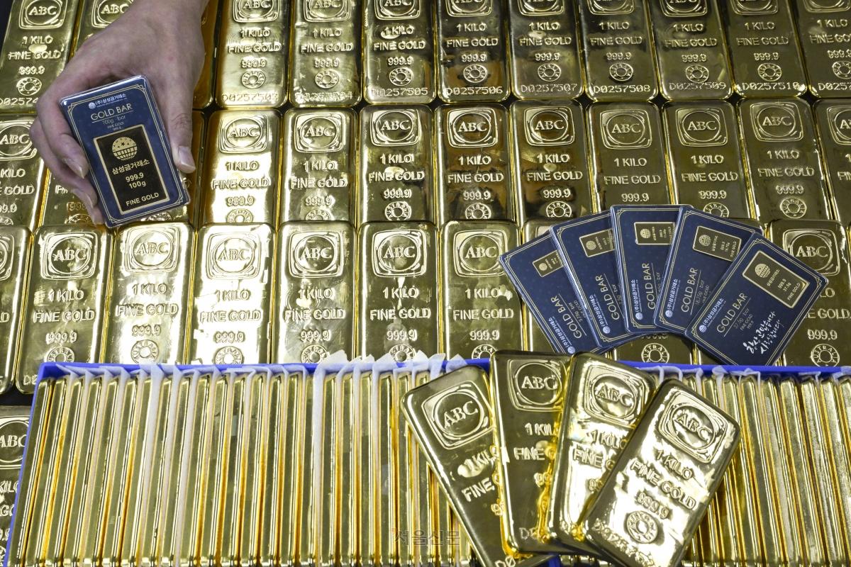Giá vàng tăng mạnh, vượt 4.500 USD/ounce