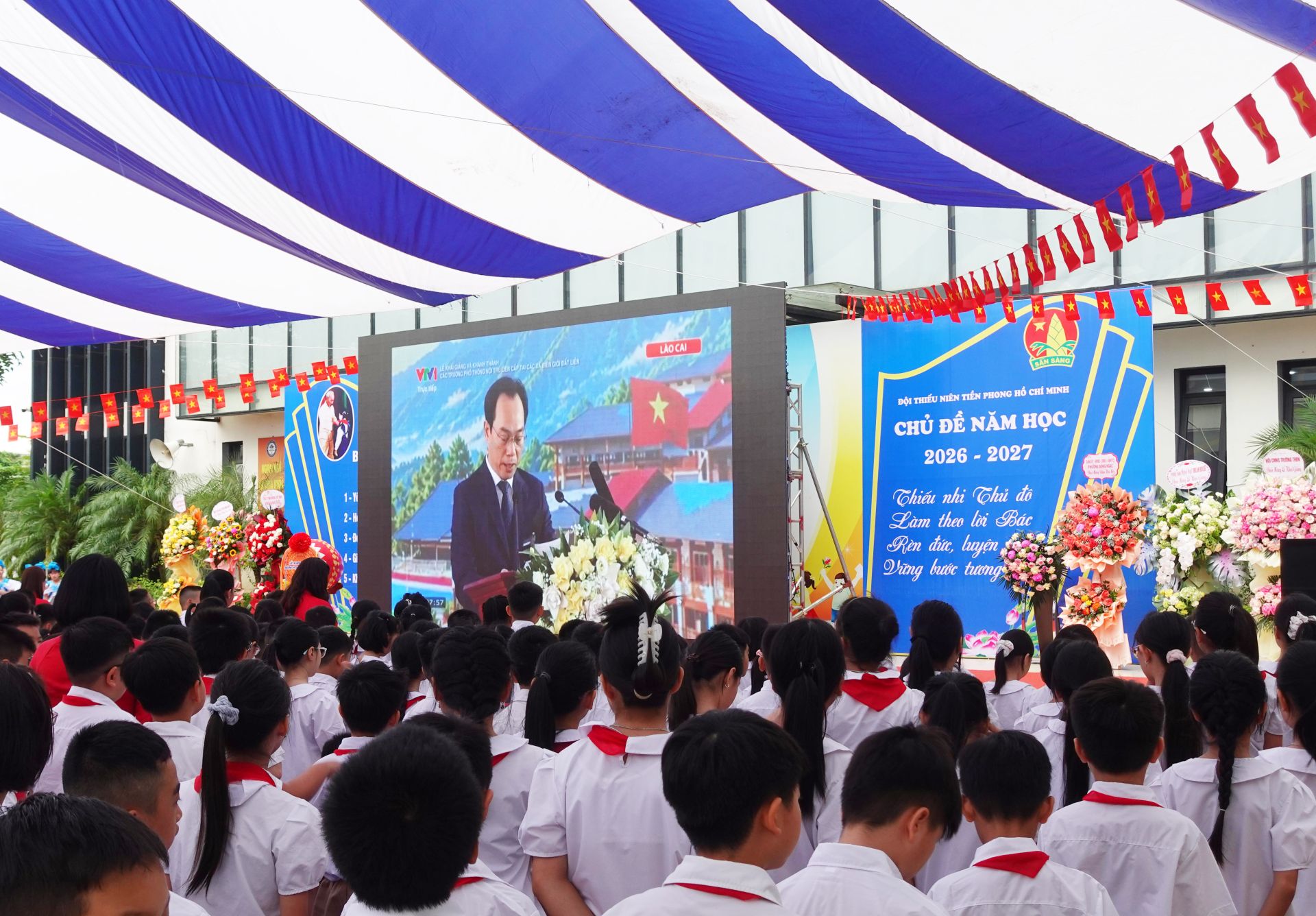 Học sinh chăm ch&uacute; lắng nghe Bộ trưởng Bộ Gi&aacute;o dục v&agrave; Đ&agrave;o tạo Ho&agrave;ng Minh Sơn đọc thư của Tổng B&iacute; thư, Chủ tịch nước T&ocirc; L&acirc;m gửi ng&agrave;nh Gi&aacute;o dục nh&acirc;n dịp khai giảng năm học 2026-2027