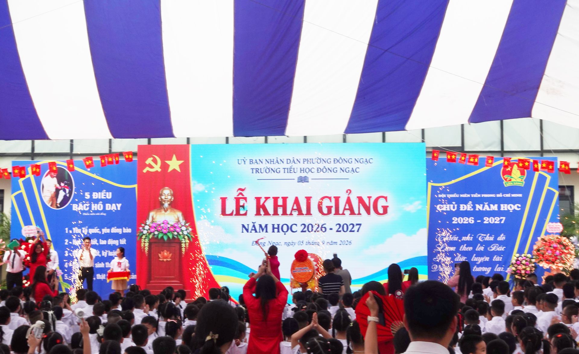 B&agrave; Đỗ Thị V&acirc;n Anh, Hiệu trưởng Trường Tiểu học Đ&ocirc;ng Ngạc, đ&aacute;nh trống khai giảng năm học 2026-2027
