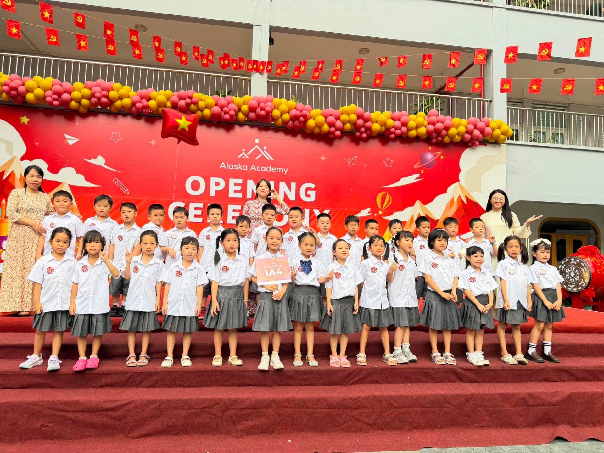 C&ocirc; v&agrave; tr&ograve; lớp 1A4 rạng rỡ, h&aacute;o hức trong ng&agrave;y khai giảng năm học 2026-2027.