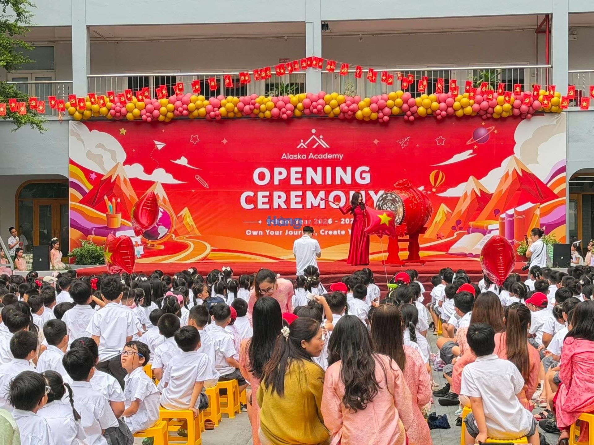 Thạc sĩ Nguyễn Thị B&iacute;ch Thủy, Hiệu trưởng Trường Tiểu học v&agrave; THCS Alaska Academy, thực hiện nghi thức đ&aacute;nh trống khai trường, ch&iacute;nh thức mở đầu năm học 2026-2027.