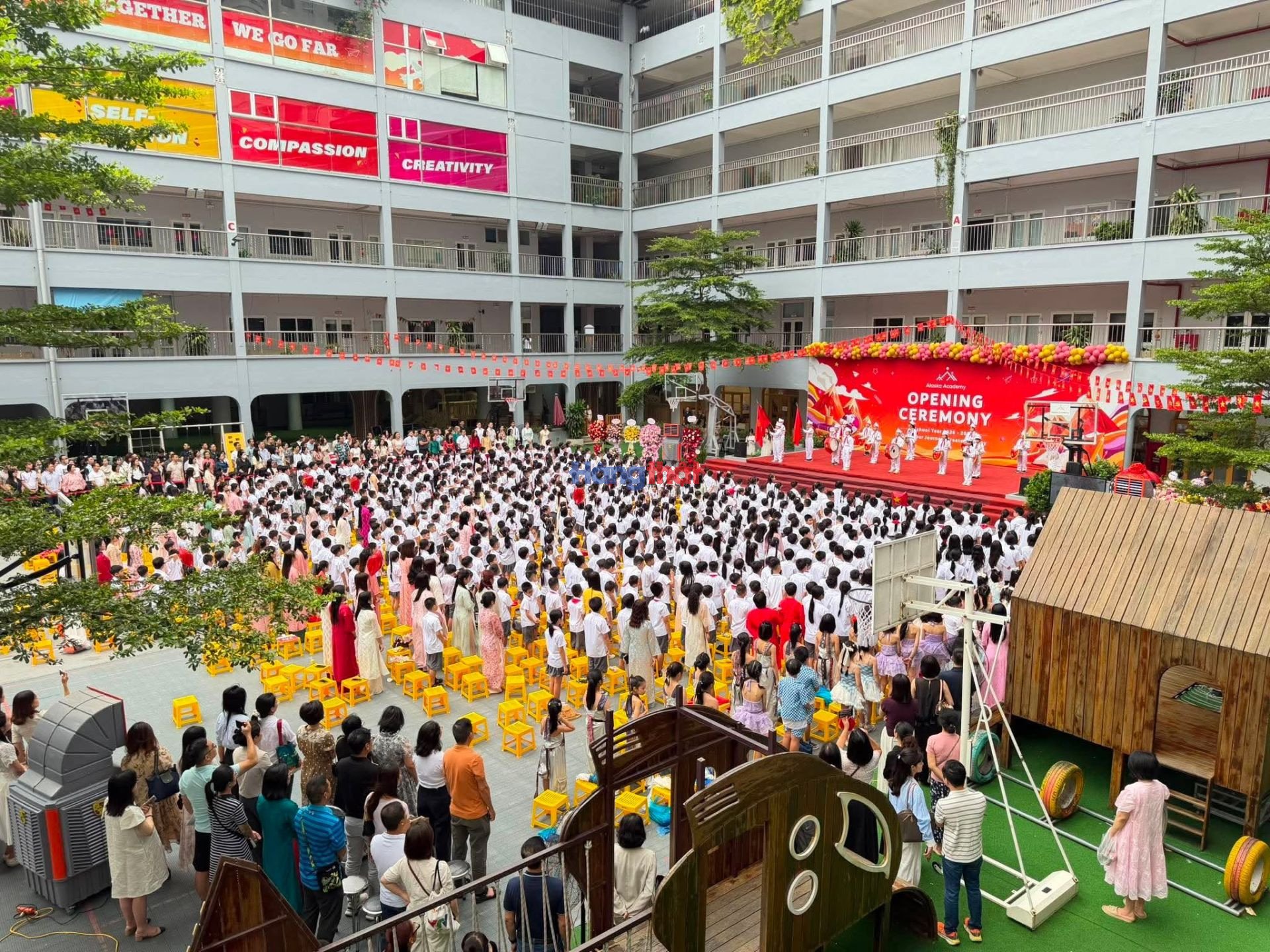 Kh&ocirc;ng kh&iacute; rộn r&agrave;ng của học sinh Alaska Academy trong ng&agrave;y khai trường.