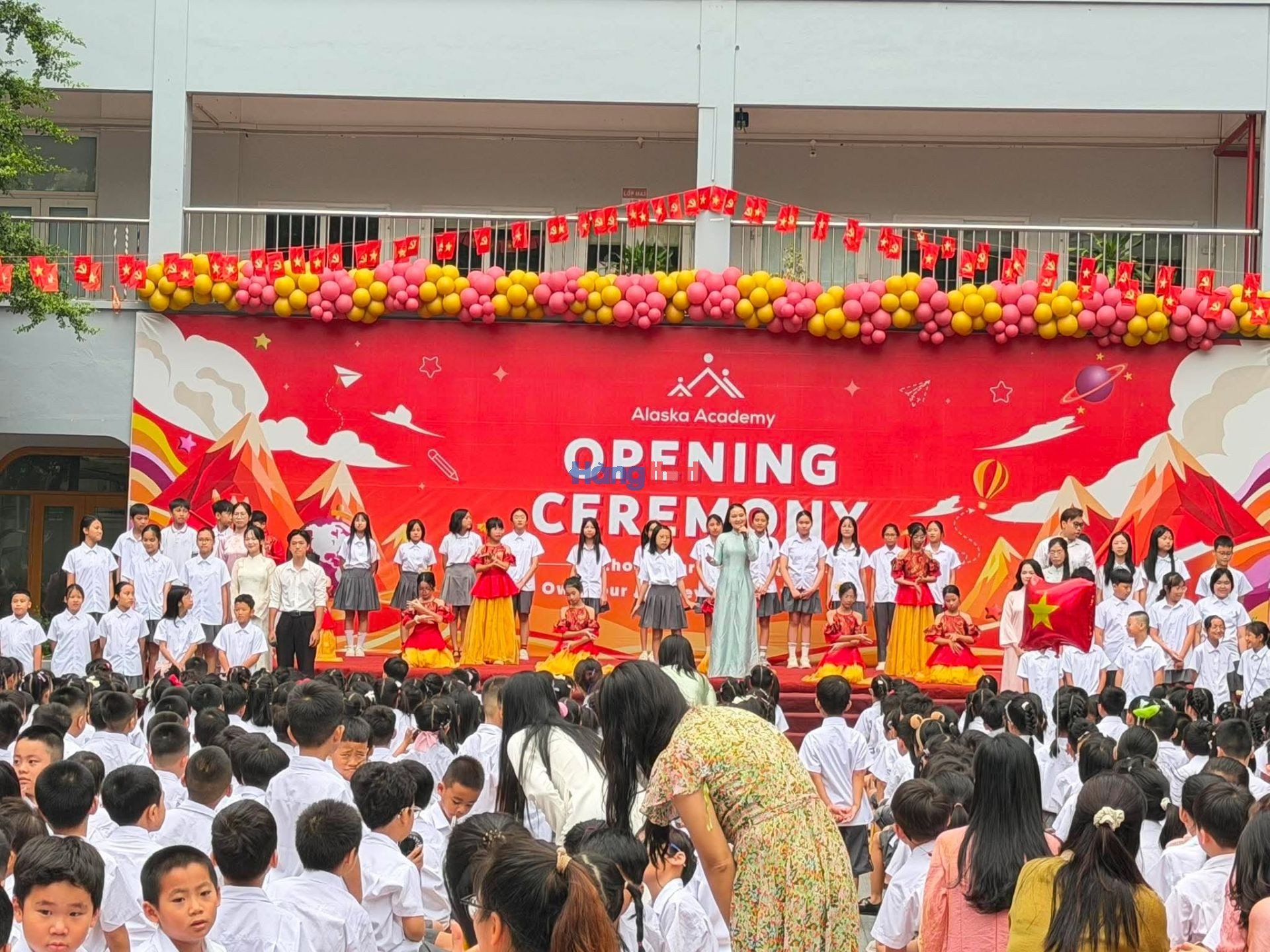 C&aacute;c tiết mục văn nghệ tạo kh&ocirc;ng kh&iacute; vui tươi trong lễ khai giảng.