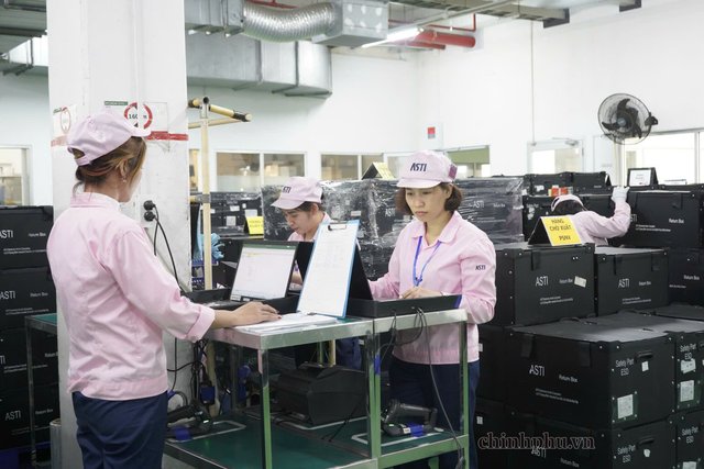 C&aacute;c doanh nghiệp xuất khẩu gặp kh&oacute; khăn do &aacute;p lực từ chi ph&iacute; nguy&ecirc;n vật liệu v&agrave; biến động gi&aacute; năng lượng v&agrave; phải th&iacute;ch ứng với ch&iacute;nh s&aacute;ch bảo hộ thương mại mới. Ảnh: chinhphu.vn