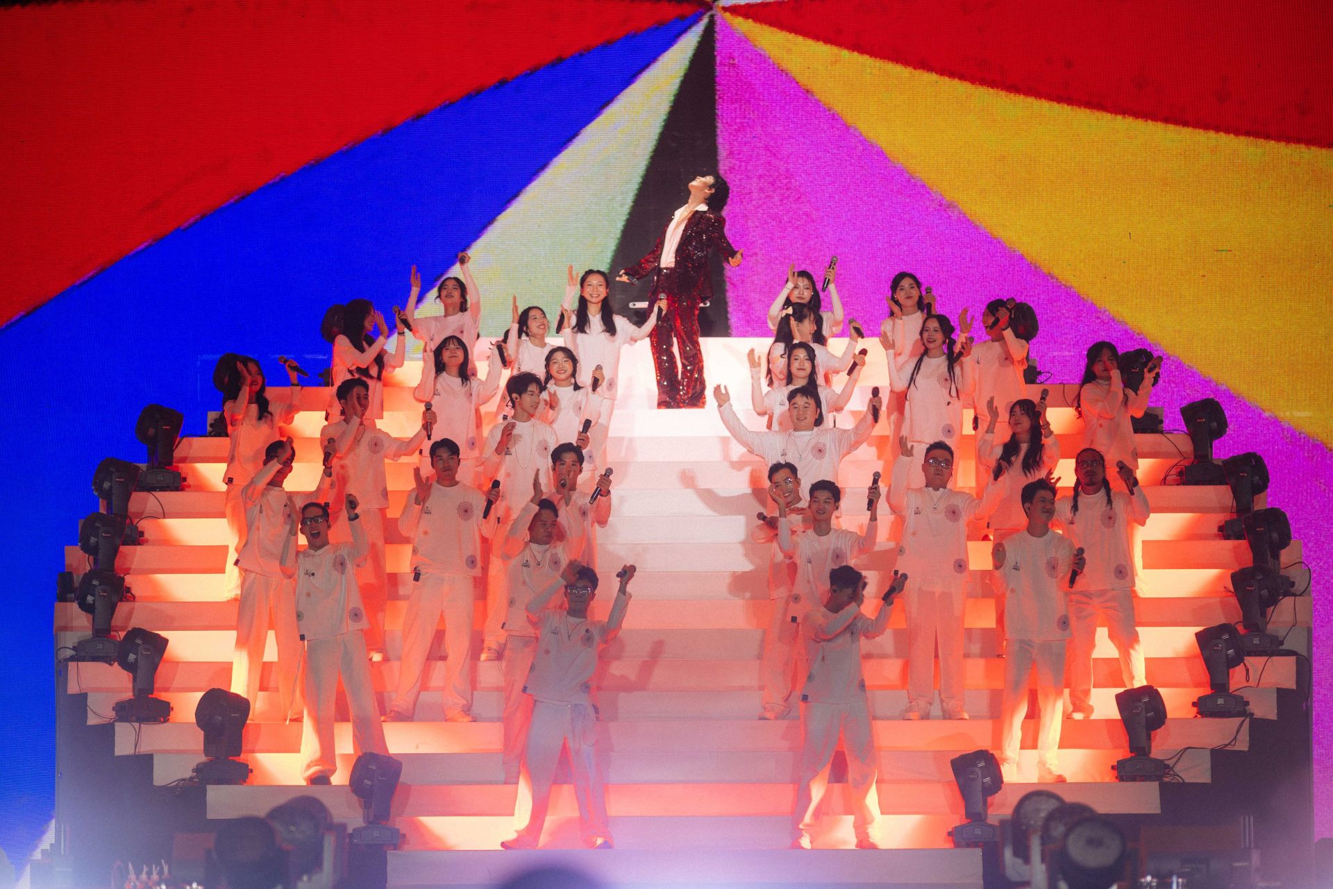 Ho&agrave;ng Dũng kết hợp c&ugrave;ng D&agrave;n Hợp xướng Trẻ C&ocirc;ng gi&aacute;o HCYK trong tiết mục mở m&agrave;n Xoay Tr&ograve;n Concert Day 3. (Ảnh: &ecirc;-k&iacute;p Ho&agrave;ng Dũng)