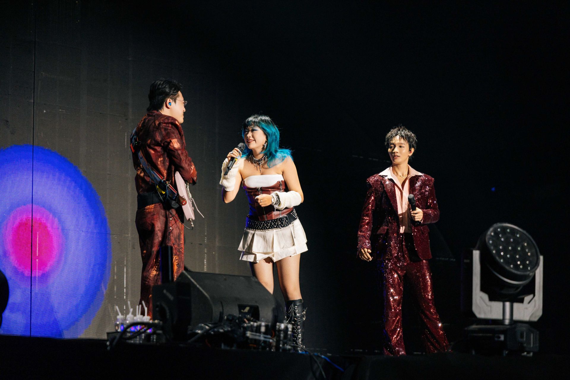 Ho&agrave;ng Dũng c&ugrave;ng Minh Tốc v&agrave; Lam tr&ecirc;n s&acirc;n khấu Xoay Tr&ograve;n Concert Day 3 tại H&agrave; Nội. (Ảnh: &ecirc;-k&iacute;p Ho&agrave;ng Dũng)