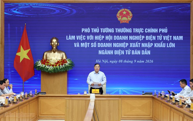 Ph&oacute; Thủ tướng Thường trực đề nghị c&aacute;c doanh nghiệp điện tử, b&aacute;n dẫn x&aacute;c định n&acirc;ng cao gi&aacute; trị gia tăng, ph&aacute;t triển hệ thống nh&agrave; cung cấp trong nước, từng bước giảm phụ thuộc v&agrave;o nhập khẩu l&agrave; tr&aacute;ch nhiệm chiến lược - Ảnh: chinhphu.vn/Phương Nguy&ecirc;n
