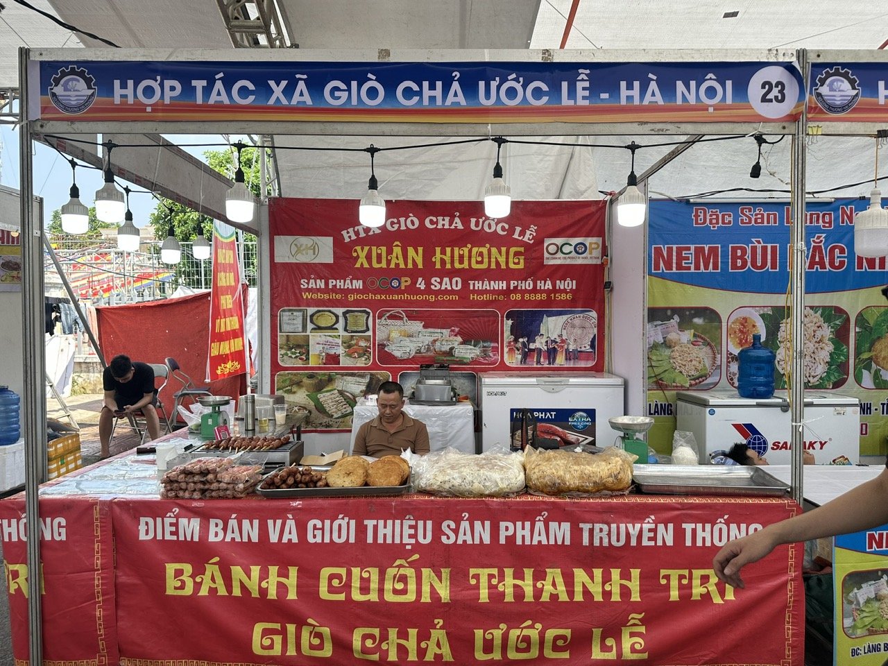 Rộn ràng không khí sắm sửa tại Phiên chợ đưa hàng Việt về nông thôn xã Vĩnh Thuận năm 2026