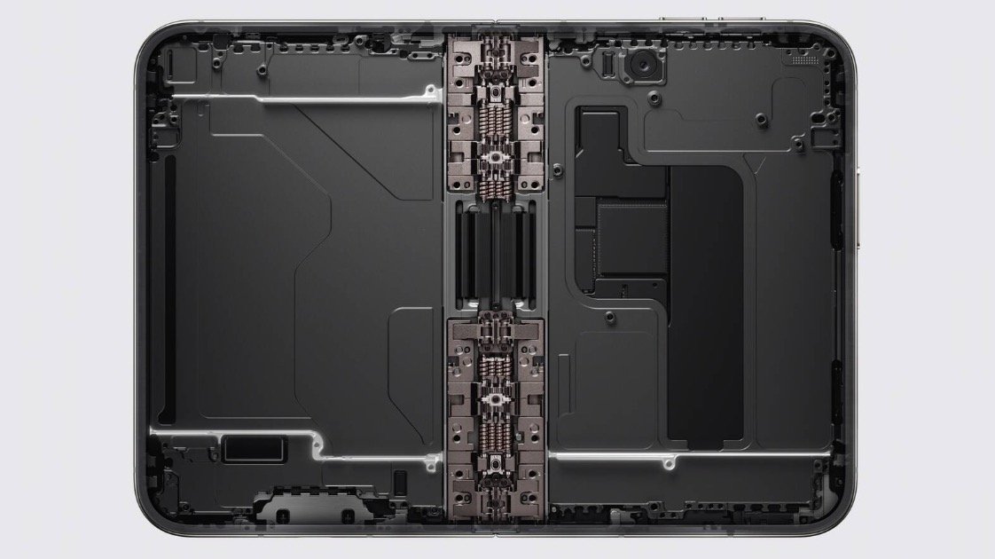 Bản lề cho ph&eacute;p iPhone Duo hoạt động ở nhiều g&oacute;c mở. Ảnh: Apple.