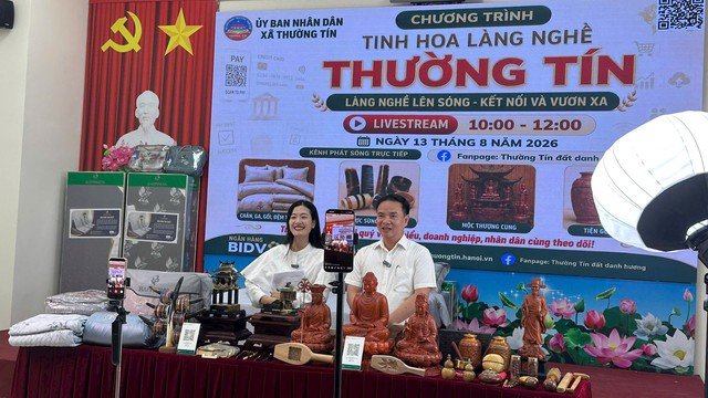 Livestream mở ‘cánh cửa’ thị trường cho sản phẩm làng nghề Thủ đô