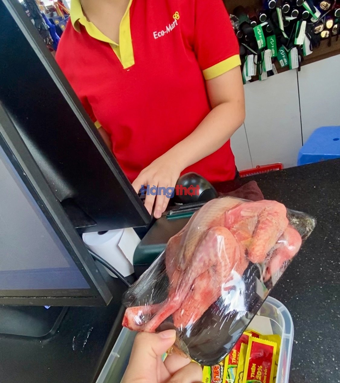 Sản phẩm được ph&oacute;ng vi&ecirc;n nhận định c&oacute; thể l&agrave; g&agrave; &aacute;c tại cơ sở Eco-Mart tầng 1, Chung cư The Park Home, H&agrave; Nội; theo nh&acirc;n vi&ecirc;n, sản phẩm đ&atilde; sang ng&agrave;y thứ ba kể từ khi đ&oacute;ng g&oacute;i nhưng kh&ocirc;ng c&oacute; th&ocirc;ng tin nh&atilde;n m&aacute;c tr&ecirc;n bao g&oacute;i