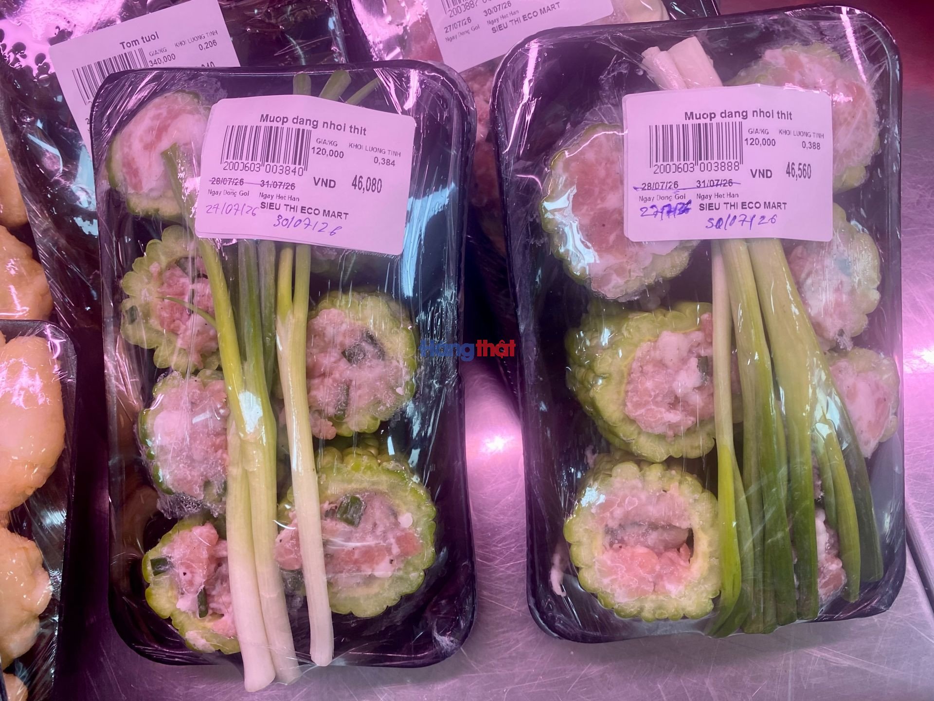 **Sản phẩm mướp đắng nhồi thịt tại cơ sở Eco-Mart The Park Home; th&ocirc;ng tin ng&agrave;y sản xuất v&agrave; hạn sử dụng được ghi bằng tay tr&ecirc;n nh&atilde;n.**