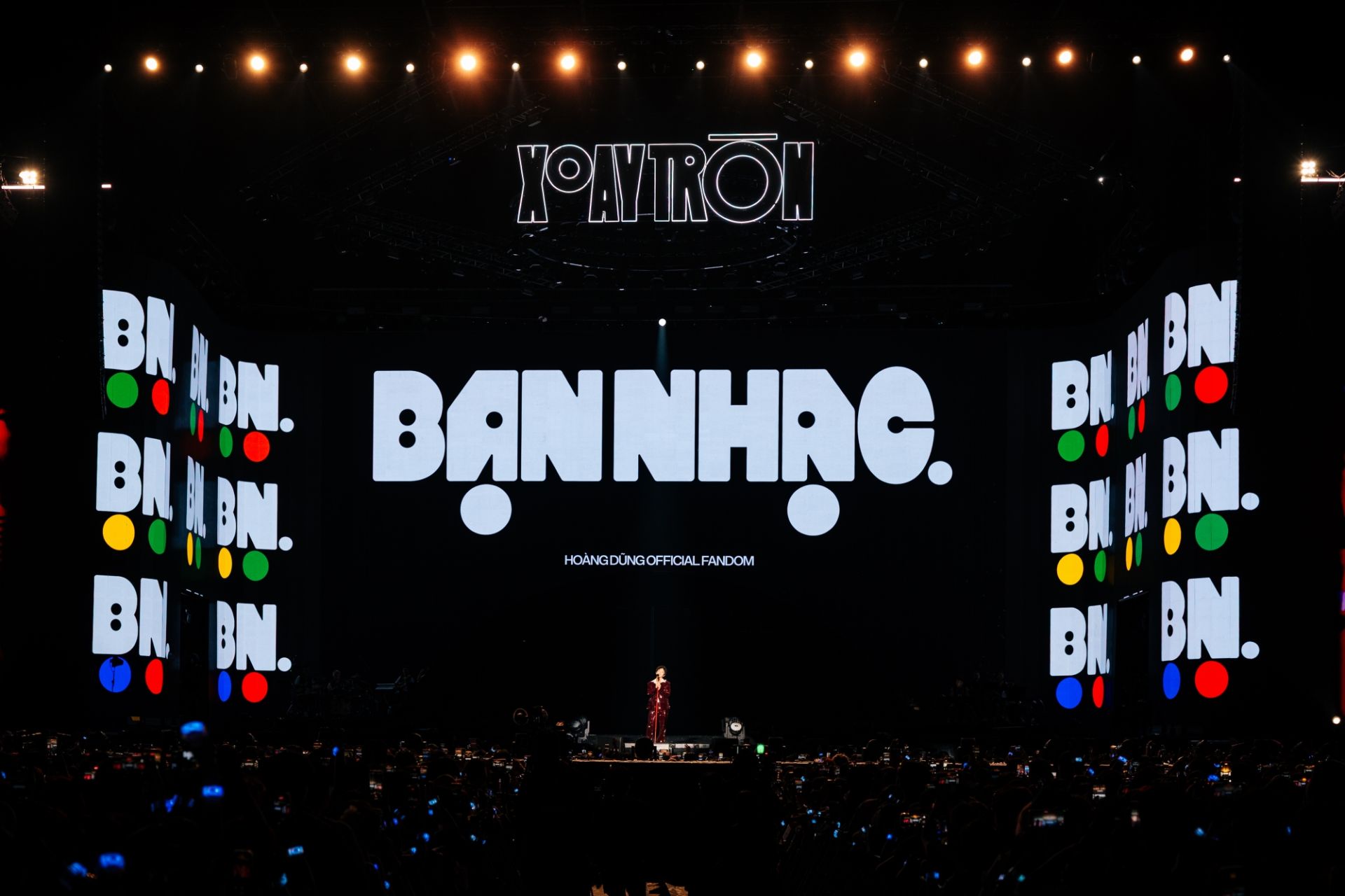 Ngay tr&ecirc;n s&acirc;n khấu concert, Ho&agrave;ng Dũng c&ocirc;ng bố logo ch&iacute;nh thức d&agrave;nh cho FC Bạn Nhạc. (Ảnh: &ecirc;-k&iacute;p Ho&agrave;ng Dũng)