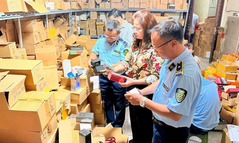 Hà Nội tăng cường siết kiểm soát hàng giả, an toàn thực phẩm trong cao điểm cuối năm