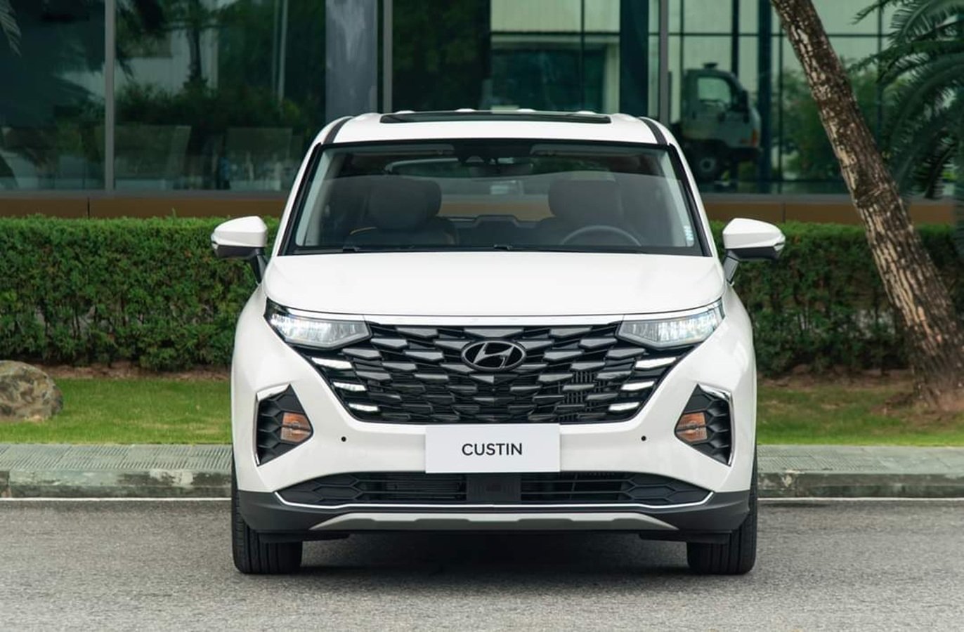 Lộ diện Hyundai Custin bản nâng cấp giữa chu kỳ với diện mạo lấy cảm hứng từ đàn anh Staria