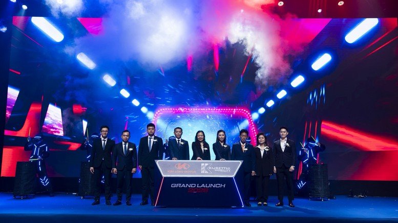 L&atilde;nh đạo KIM LONG MOTOR v&agrave; đối t&aacute;c KIJSETTHI Mobility tthực hiện nghi thức ra mắt c&aacute;c mẫu xe bus thương hiệu KIM LONG tại trị trường Th&aacute;i Lan.