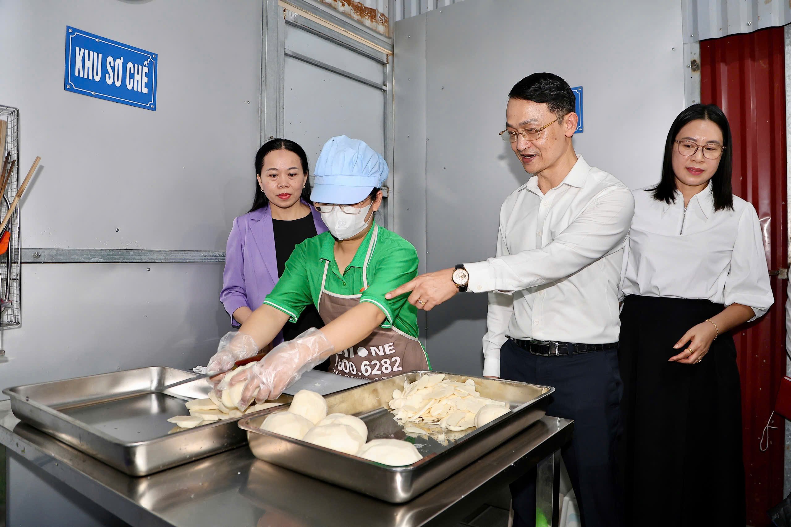 Hải Phòng: Giám sát an toàn thực phẩm tại bếp ăn bán trú Trường Tiểu học Nghi Dương