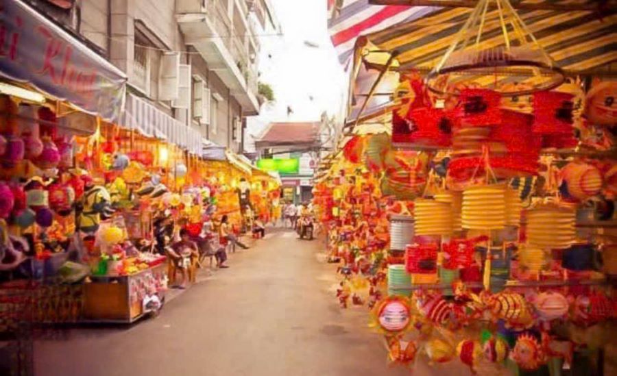 Phố lồng đèn Lương Nhữ Học: Rực rỡ ánh đèn, người bán vẫn chờ khách mua