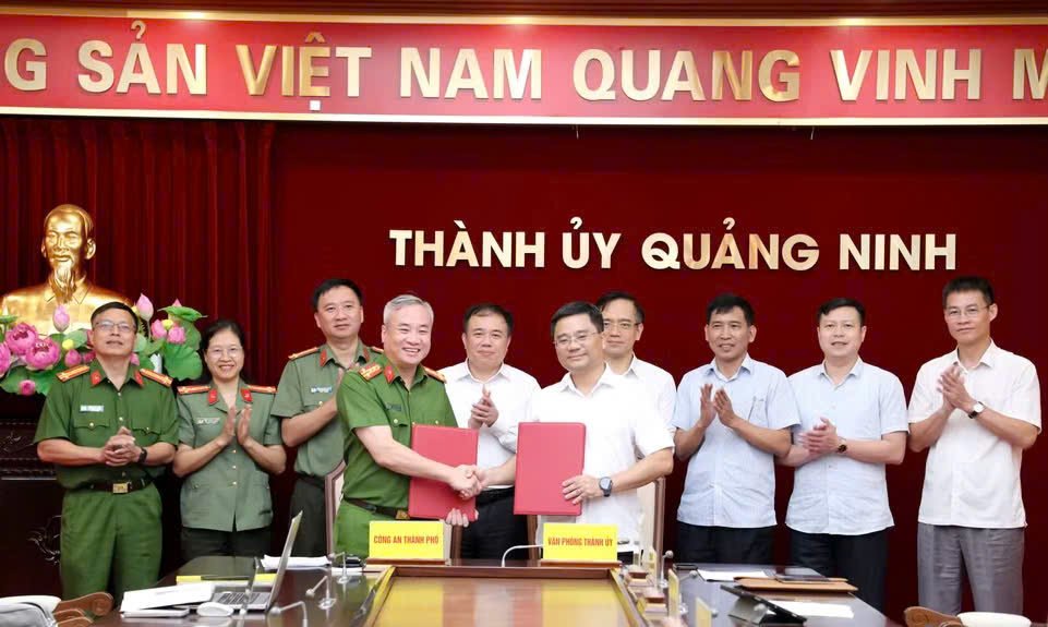 Bàn giao Cơ quan Thường trực BCĐ Phát triển khoa học, công nghệ, đổi mới sáng tạo và chuyển đổi số TP Quảng Ninh