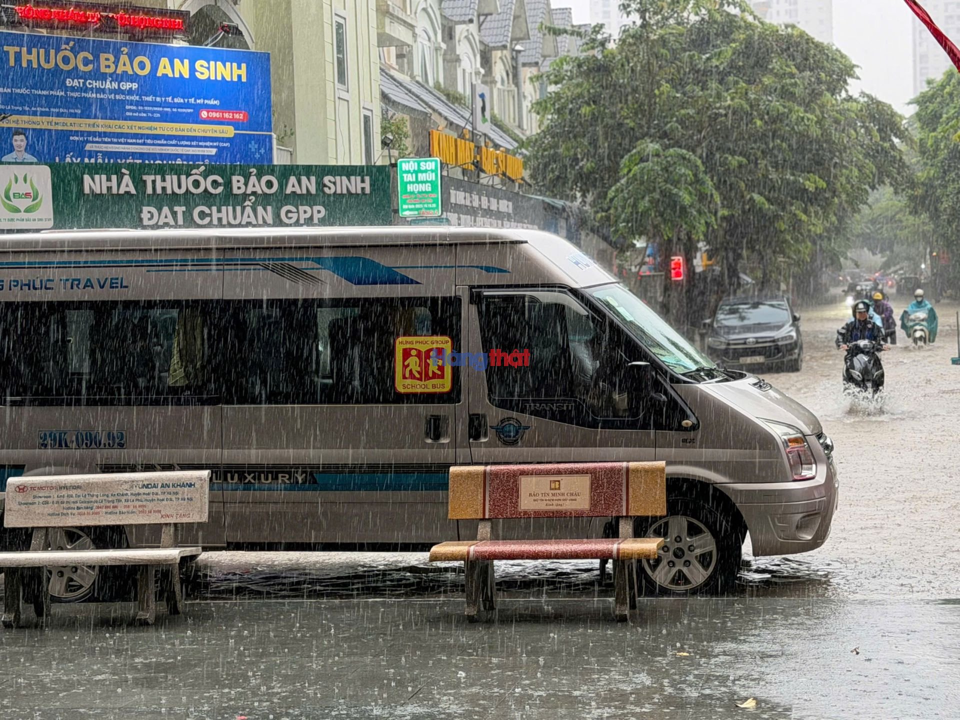 Hà Nội cấm xe qua tuyến đường ngập gần 1m, phân luồng nhiều hướng