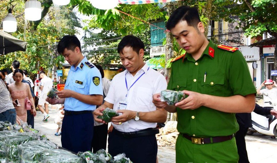 Kiểm tra việc chấp hành các quy định an toàn thực phẩm dịp Lễ hội Thành Tuyên