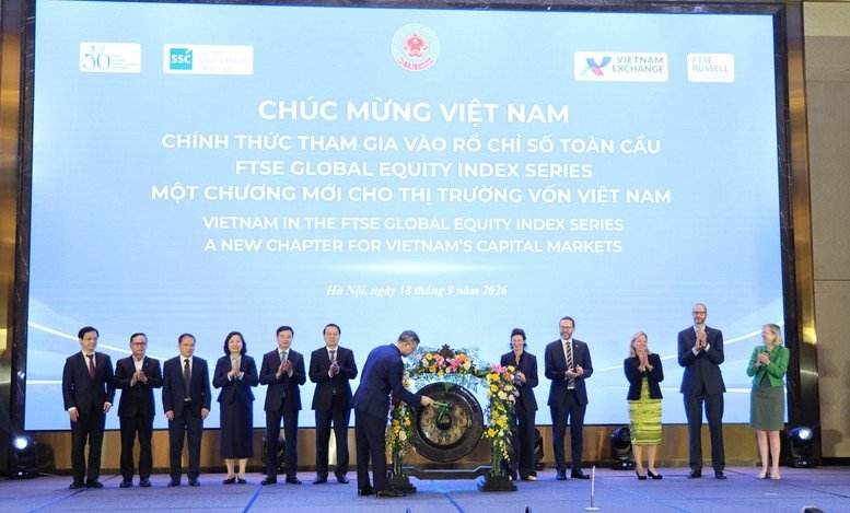 Ng&agrave;y 18/9/2026, Bộ trưởng Bộ T&agrave;i ch&iacute;nh Ng&ocirc; Văn Tuấn đ&aacute;nh cồng ch&agrave;o mừng Việt Nam ch&iacute;nh thức tham gia v&agrave;o thị trường mới nổi
