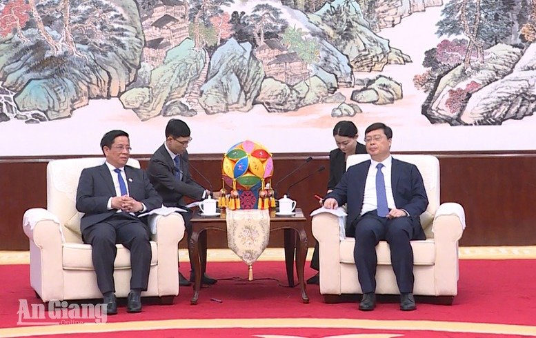 Chủ tịch UBND tỉnh An Giang Hồ Văn Mừng (tr&aacute;i) v&agrave; l&atilde;nh đạo Ch&iacute;nh quyền nh&acirc;n d&acirc;n Khu tự trị d&acirc;n tộc Choang Quảng T&acirc;y trao đổi nội dung hợp t&aacute;c - Ảnh: B&aacute;o An Giang