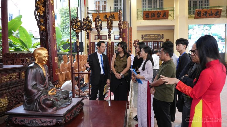 &Ocirc;ng Cao Văn T&acirc;m, Ph&oacute; Chủ tịch UBND x&atilde; Sơn Đồng giới thiệu về l&agrave;ng nghề Sơn Đồng. Ảnh: chinhphu.vn/Thiện T&acirc;m
