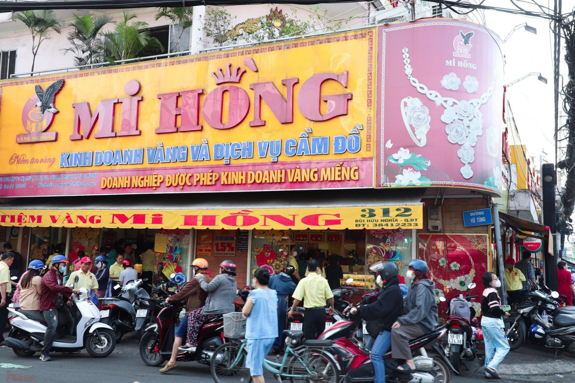 Hoạt động giao dịch tại một cửa h&agrave;ng Mi Hồng ở TP.HCM. Ảnh Internet