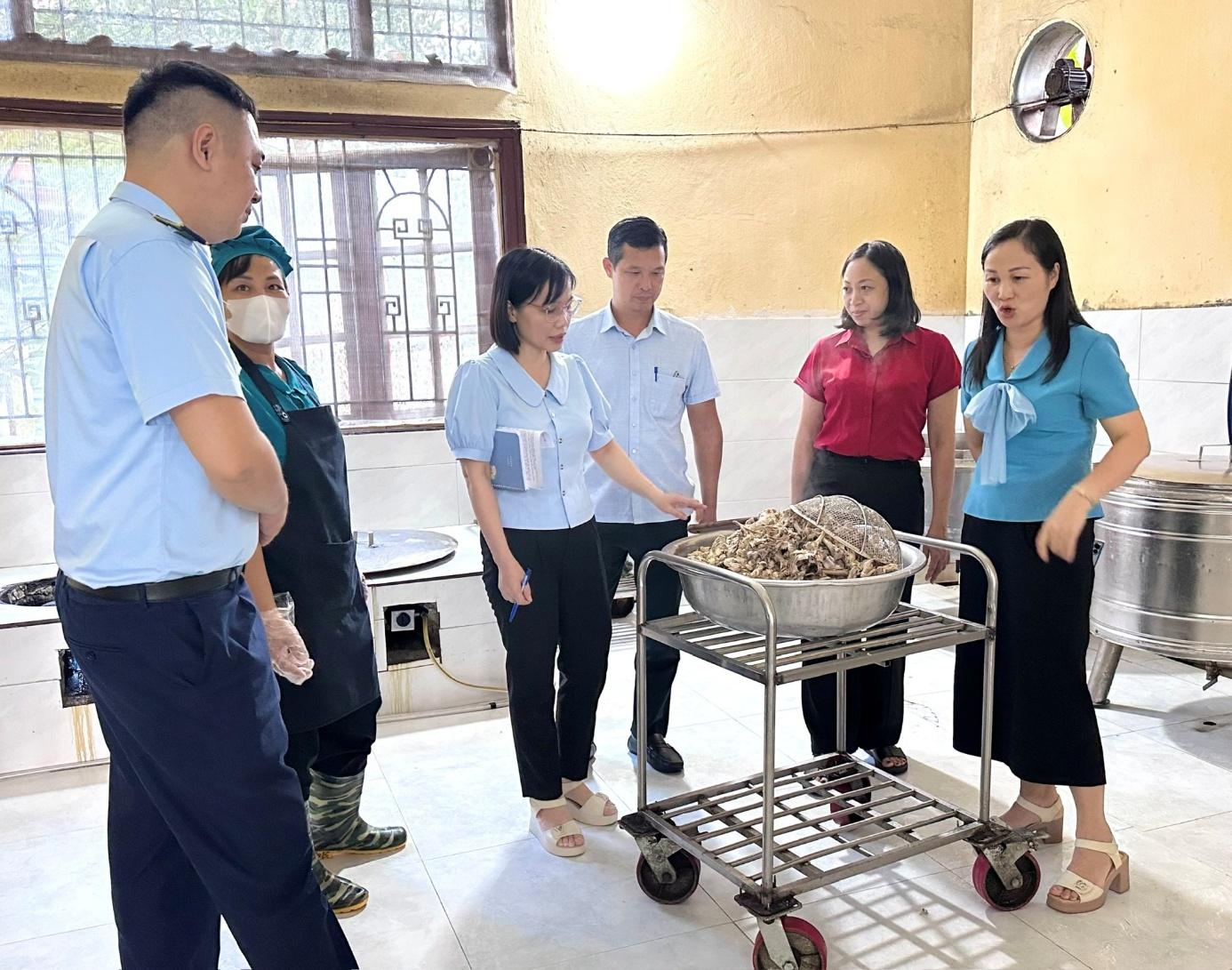 Tuyên Quang: Kiểm tra đột xuất về an toàn thực phẩm tại các bếp ăn trường học