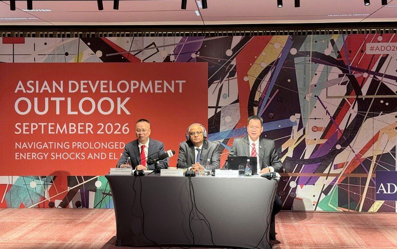 ADB nâng dự báo tăng trưởng Việt Nam, lưu ý áp lực tín dụng và lạm phát
