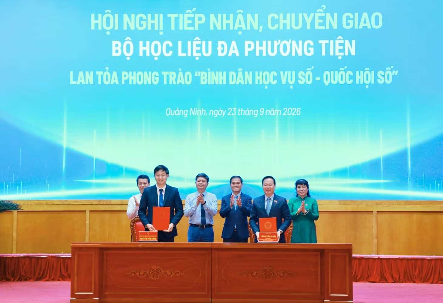 Quảng Ninh: Tiếp nhận bộ học liệu đa phương tiện, lan tỏa phong trào "Bình dân học vụ số - Quốc hội số”