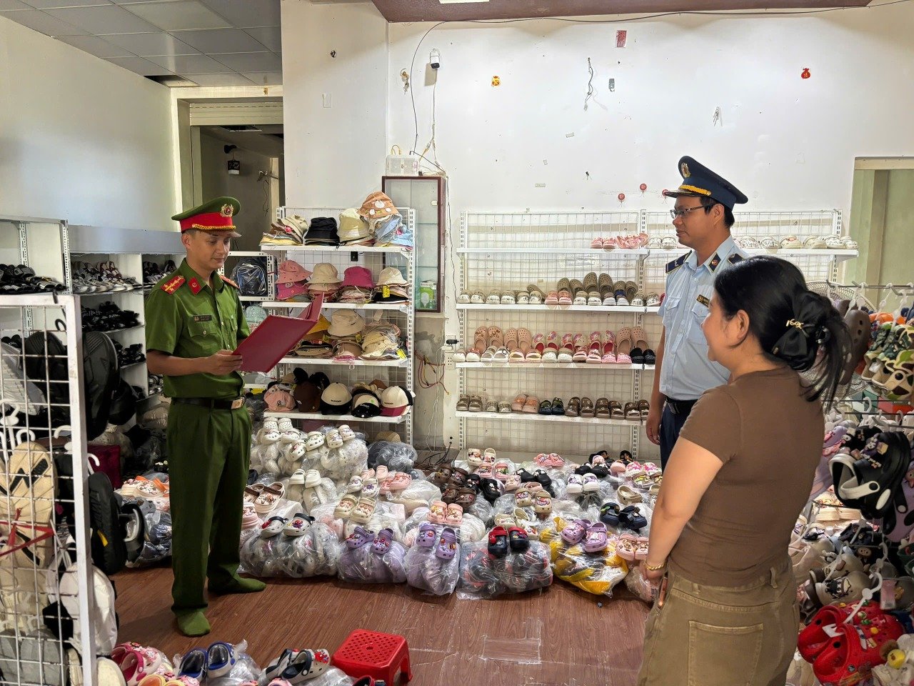 Quảng Trị: Khởi tố hàng loạt cơ sở kinh doanh hàng giả mạo thương hiệu, lật tẩy chiêu trò trà trộn tinh vi