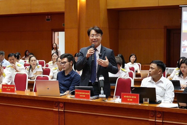 Đại diện c&aacute;c doanh nghiệp trao đổi thẳng thắn về c&aacute;c vướng mắc trong ho&agrave;n thuế - Ảnh: chinhphu.vn