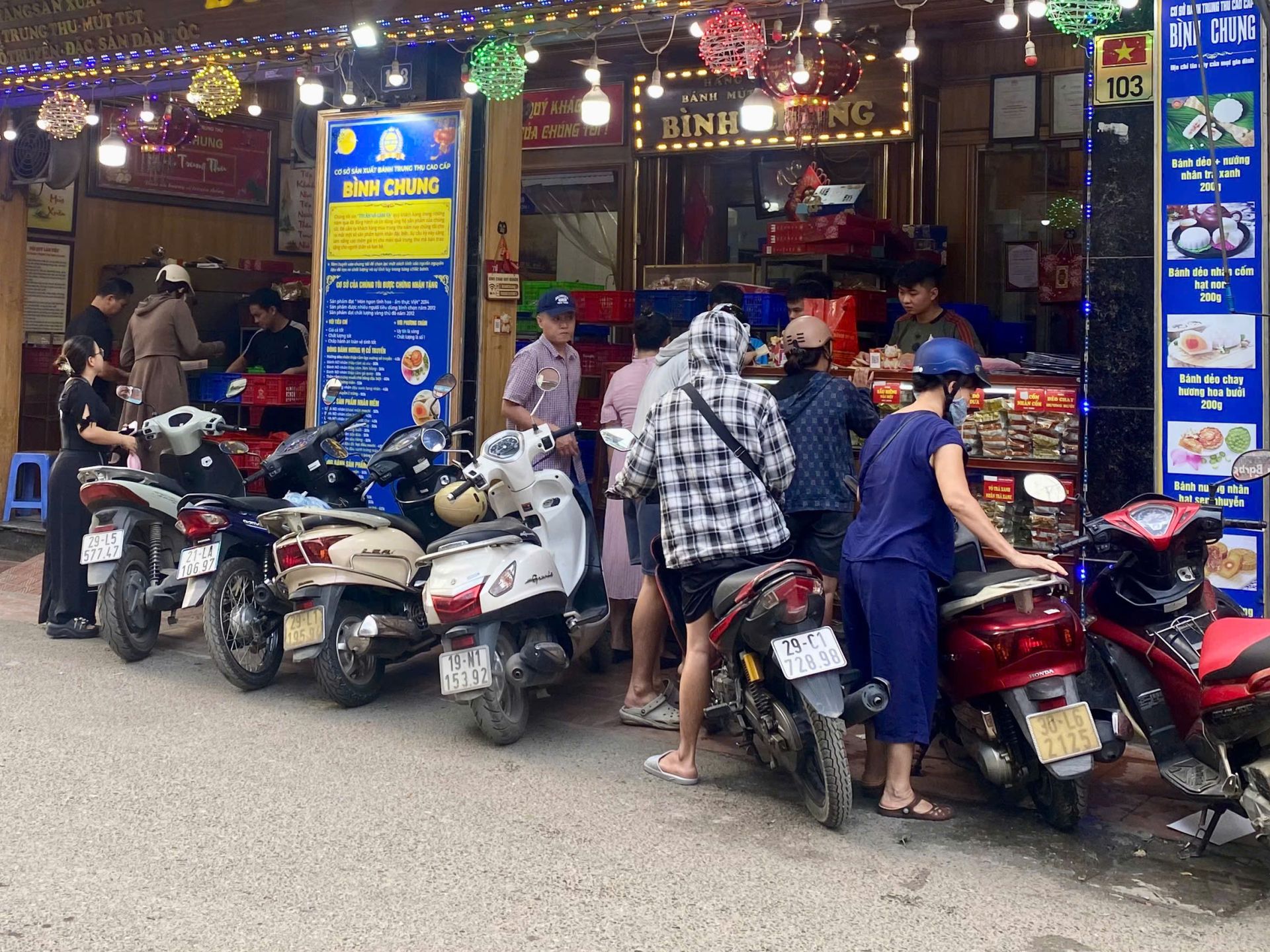 Người d&acirc;n mua b&aacute;nh Trung thu tại một cơ sở sản xuất b&aacute;nh l&agrave;ng nghề ở Xu&acirc;n Đỉnh trong s&aacute;ng ng&agrave;y rằm