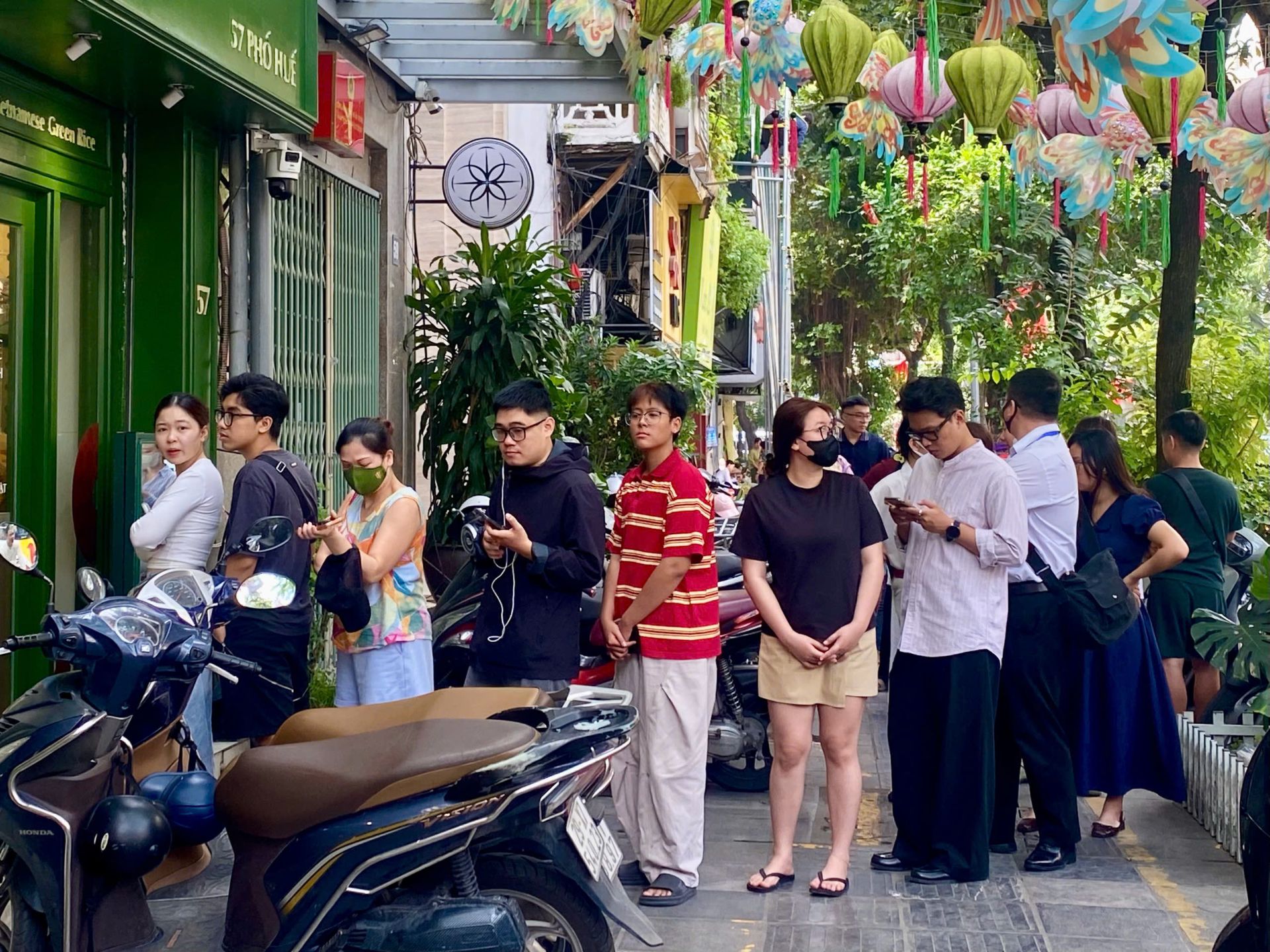 Thị trường bánh Trung thu sát ngày rằm: Khách vẫn xếp hàng mua bánh