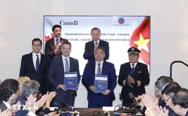Tổng B&iacute; thư, Chủ tịch nước T&ocirc; L&acirc;m chứng kiến lễ trao c&aacute;c văn kiện hợp t&aacute;c giữa doanh nghiệp hai nước. (Ảnh: Thống Nhất/TTXVN)