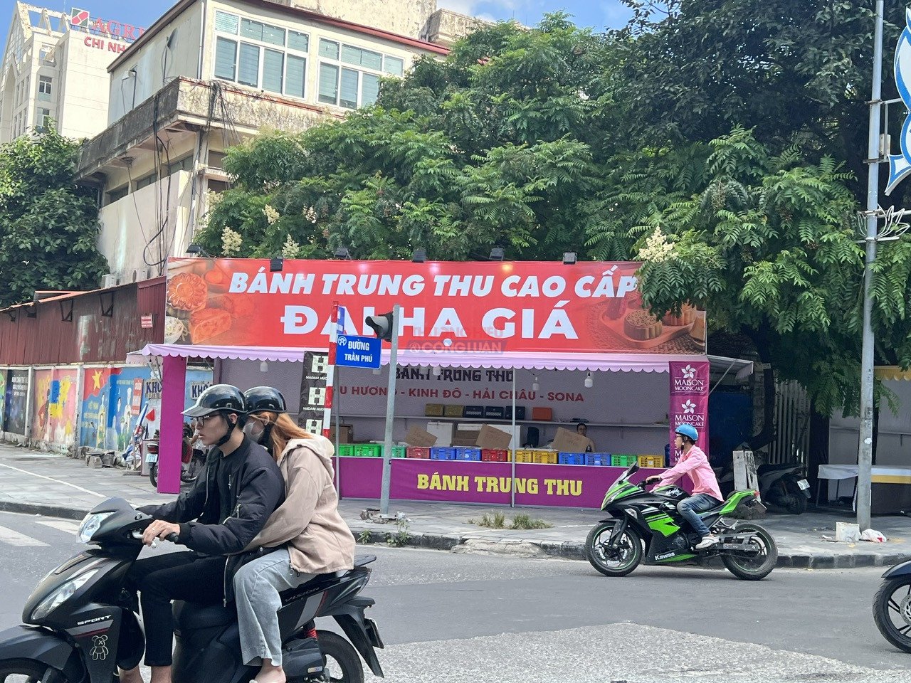 Bánh trung thu treo biển “đại hạ giá” khắp phố Hà Nội