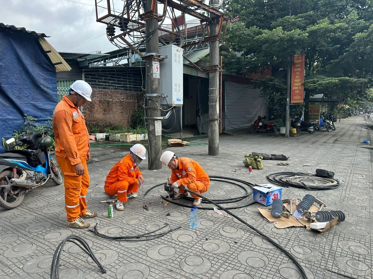Điện lực Na Sang củng cố lưới điện phục vụ các sự kiện cuối năm và chủ động chuẩn bị mùa khô năm 2027