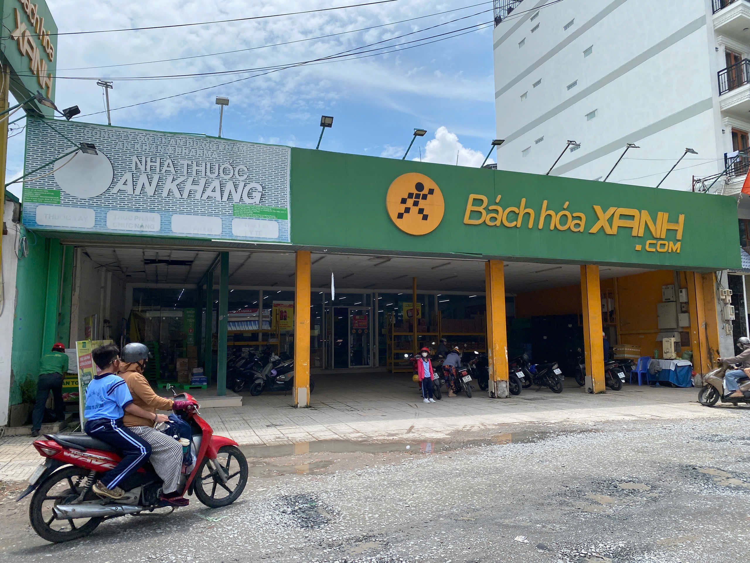 TP.HCM: Công an vào cuộc vụ Bách Hóa Xanh bán xúc xích mốc, hết hạn cho khách