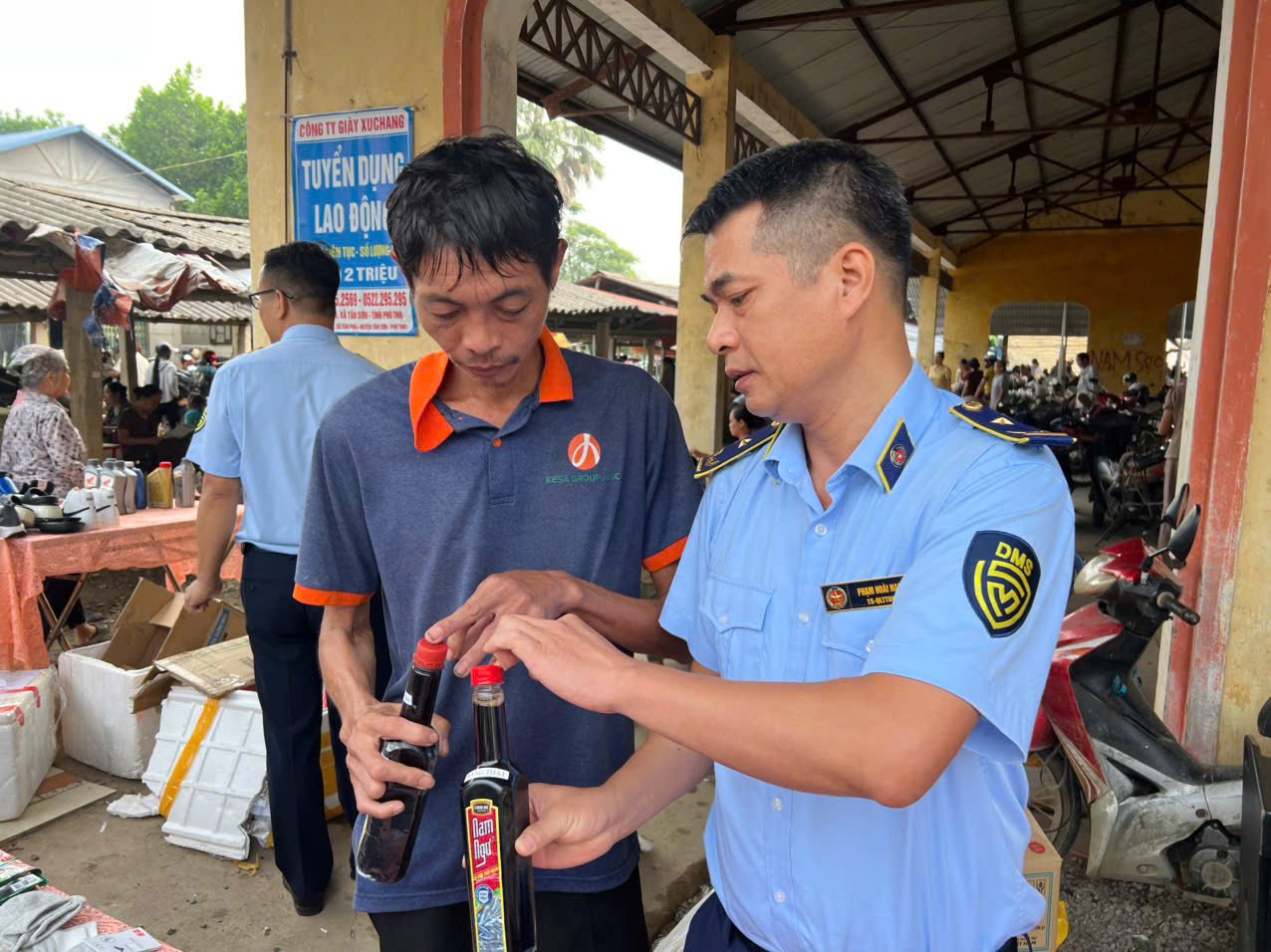 Đưa mẫu hàng hóa đến chợ, hướng dẫn người dân nhận biết hàng thật - hàng giả