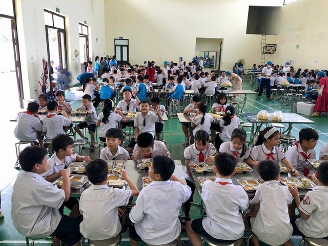 C&aacute;c em học sinh trong bữa ăn trưa tại trường Tiểu học Quảng Bị 1 trưa ng&agrave;y 24/9. Ảnh: Bảo Loan