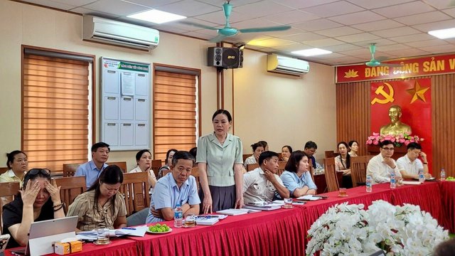 B&agrave; L&ecirc; Thị Tuyết &ndash; Hiệu trưởng Trường Tiểu học Quảng Bị 1 b&aacute;o c&aacute;o tại buổi l&agrave;m việc. Ảnh: Bảo Loan