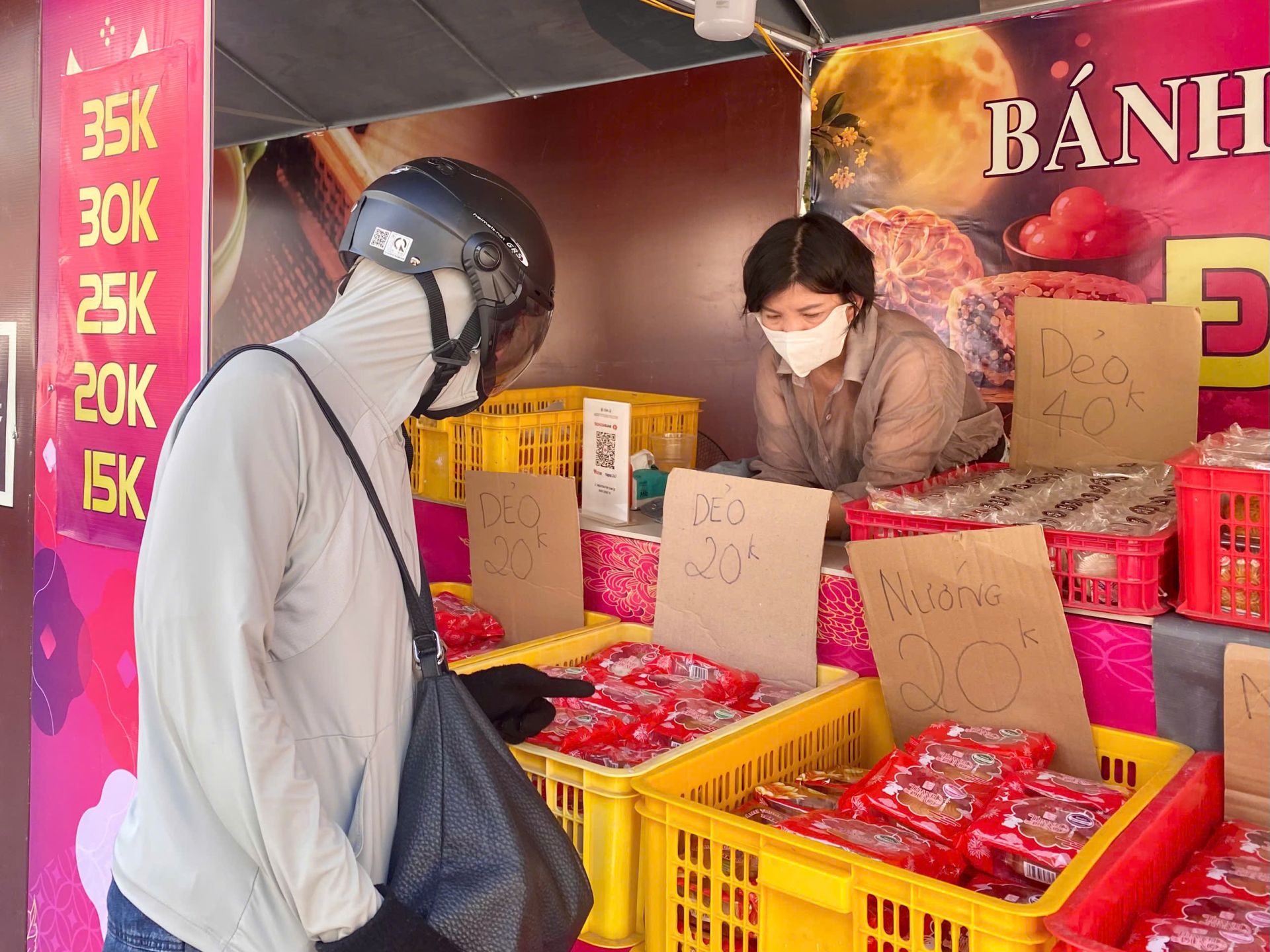 B&aacute;nh trung thu được b&agrave;y b&aacute;n với nhiều mức gi&aacute; tại một điểm b&aacute;n tr&ecirc;n đường Quang Trung, sau Rằm th&aacute;ng T&aacute;m