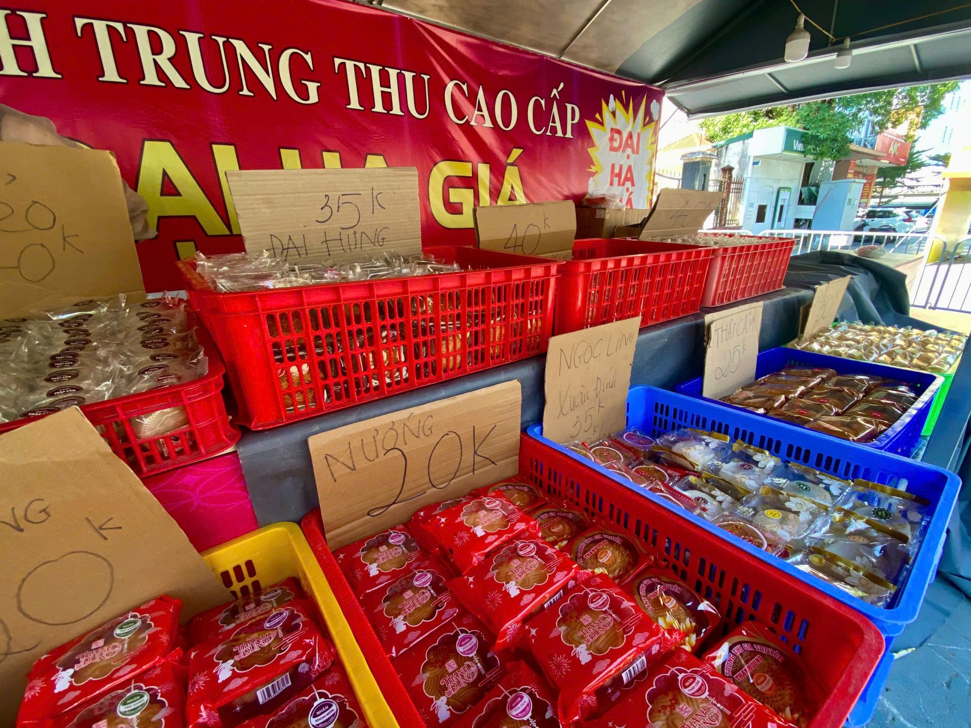 Bánh trung thu vào mùa “xả hàng”: Giảm tới 50%, giá từ 15.000 đồng/chiếc