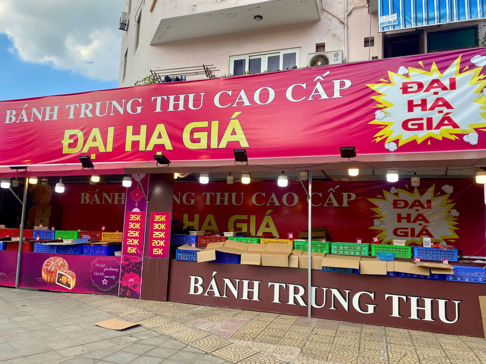 Biển quảng c&aacute;o &ldquo;đại hạ gi&aacute;&rdquo; được dựng tại một điểm b&aacute;n b&aacute;nh trung thu sau Rằm th&aacute;ng T&aacute;m, với mức gi&aacute; ni&ecirc;m yết từ 15.000 đồng/chiếc